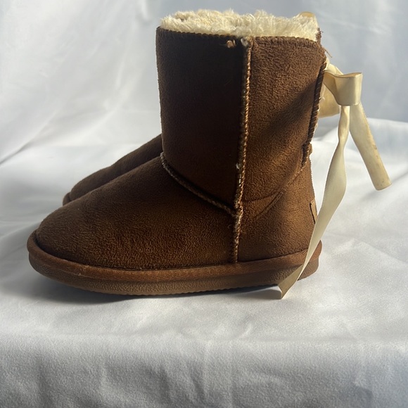 Girls Ugg like boot with bow detail size 1 - Picture 3 of 12